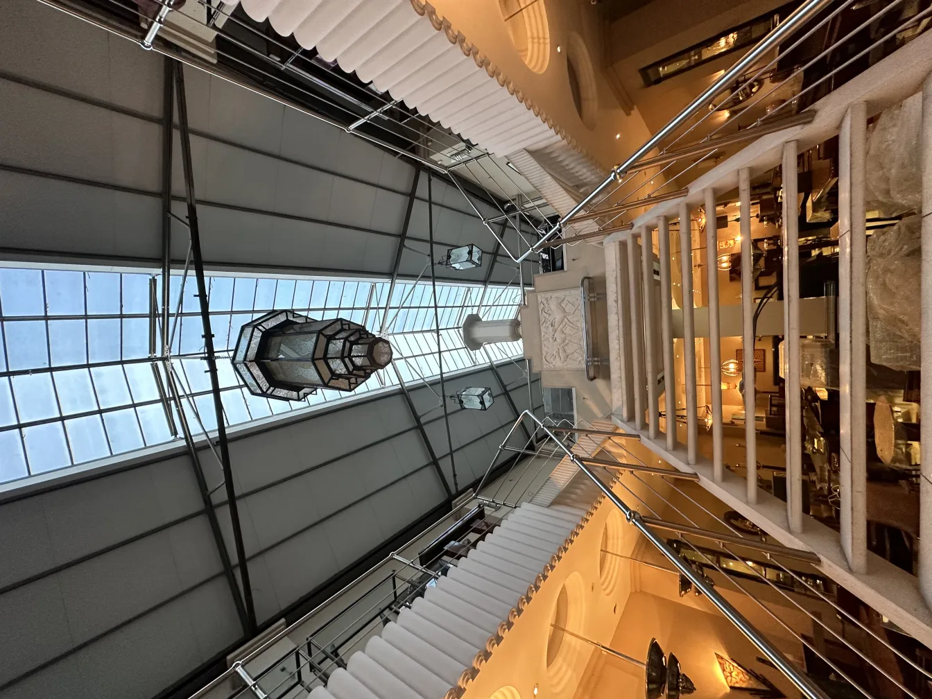 고대 장식용 잔이 세련된 환경에 있습니다.