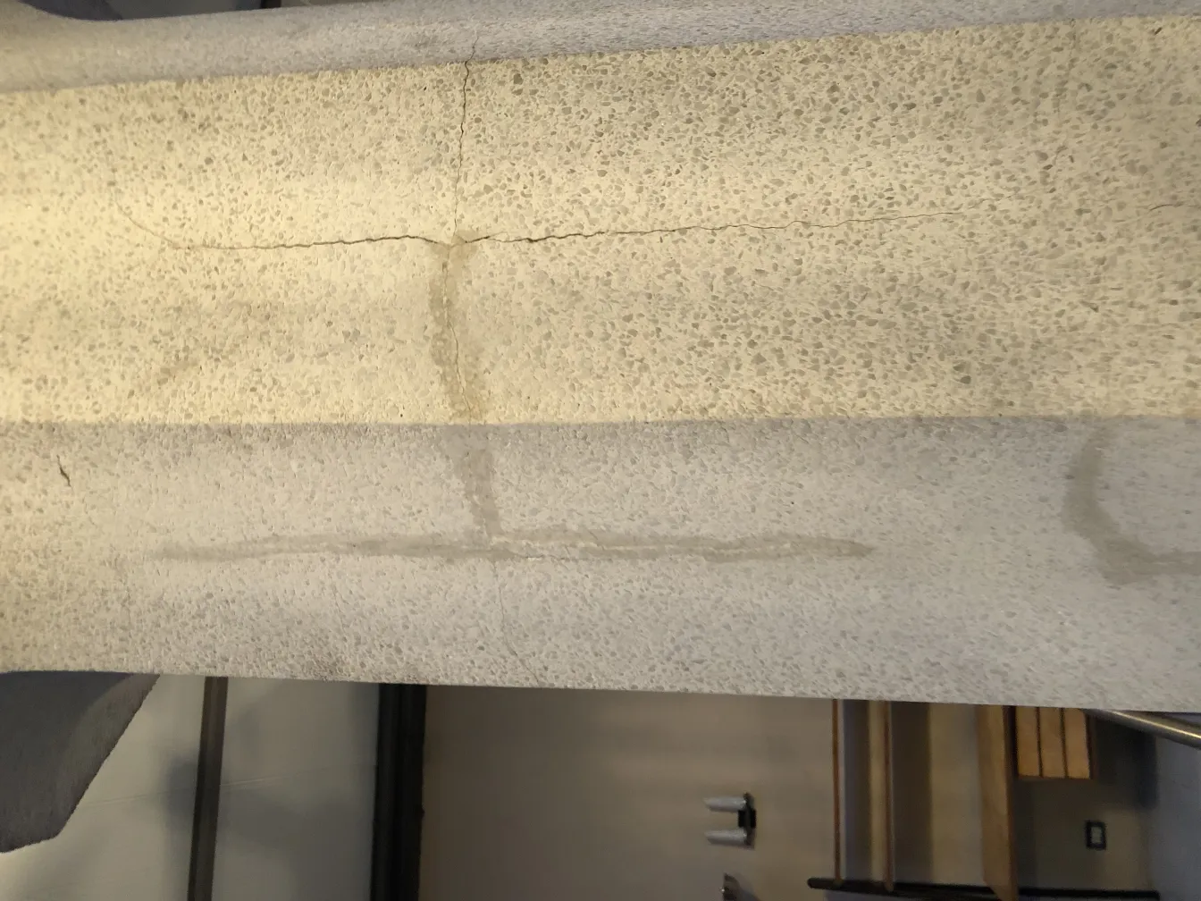 Calice décoratif ancien avec des détails subtils à la surface, dans un cadre neutre.