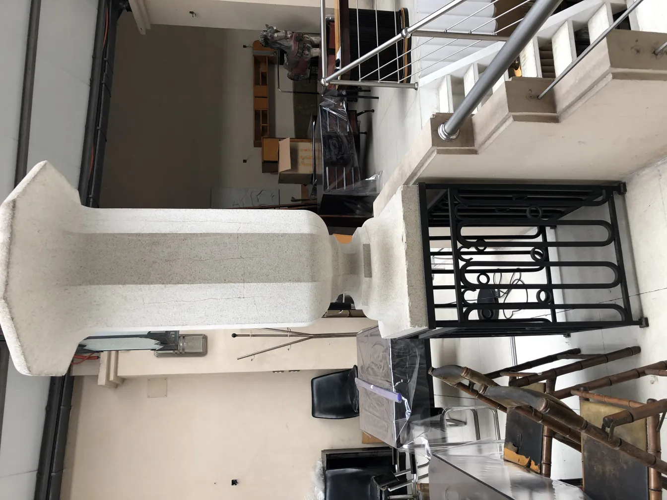 고전적인 장식용 잔, 세련된 디자인과 고전적인 환경.