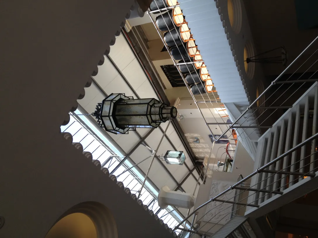 calice décoratif ancien suspendu dans un espace moderne