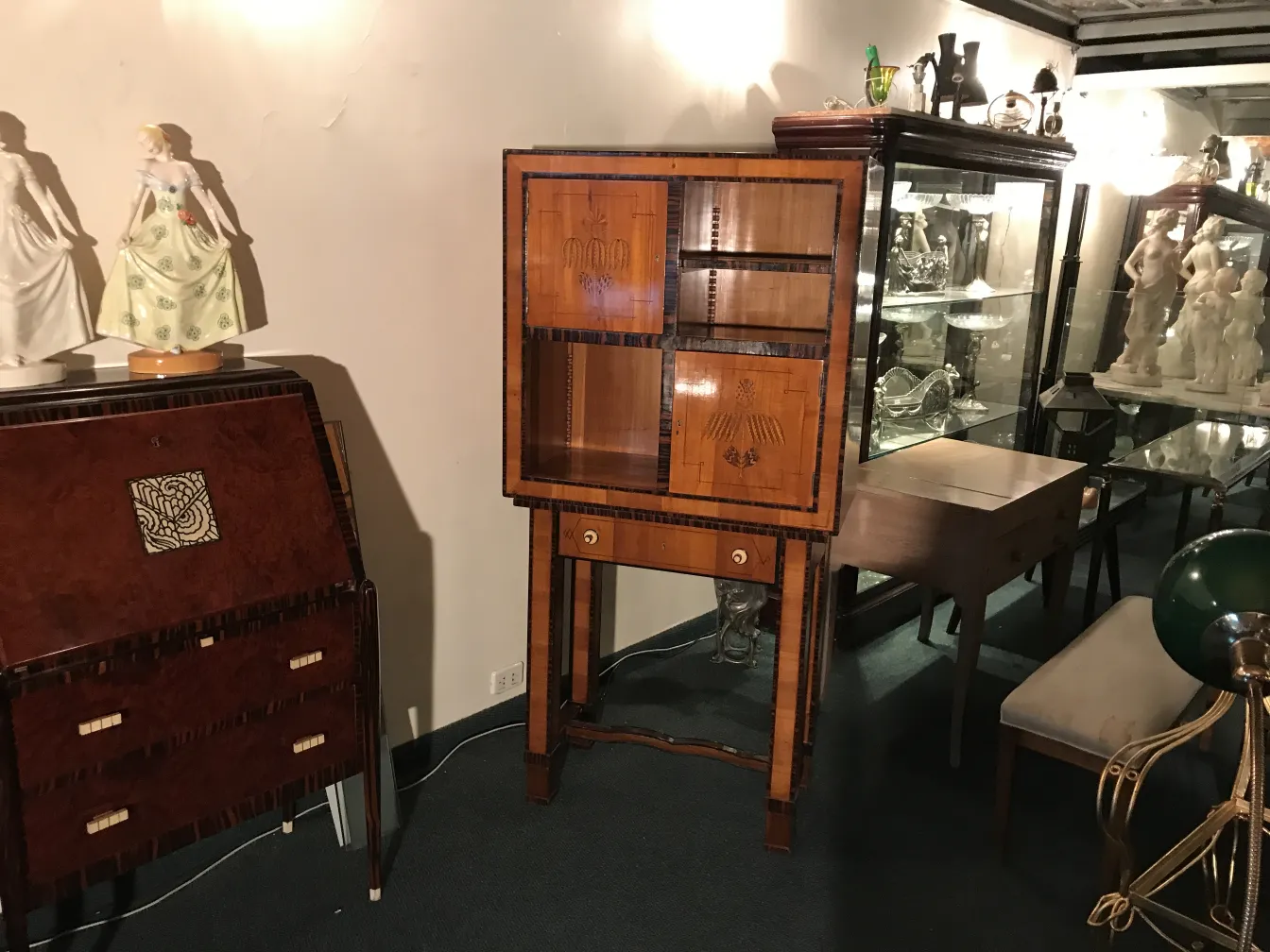 mueble de habanos antiguo en un ambiente elegante