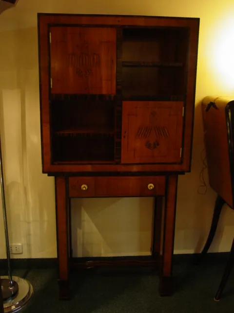 Mueble antiguo de habanos con estantes y cajón
