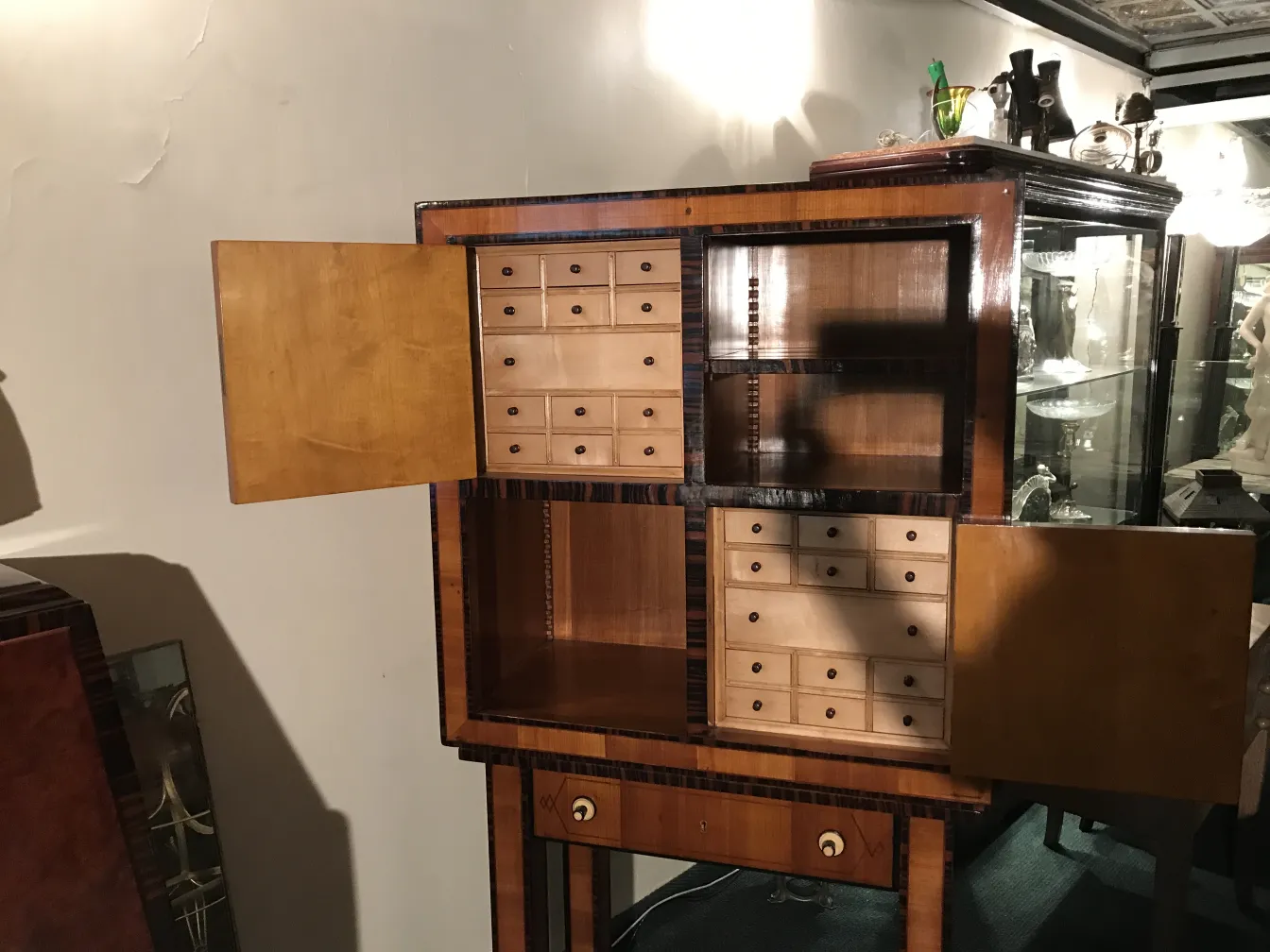 mueble de habanos antiguo con múltiples cajones en un ambiente elegante.