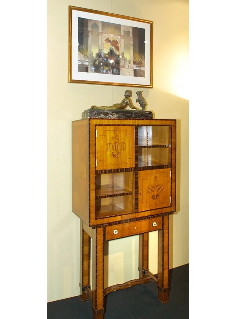 Mueble de habanos antiguo de Koloman Moser con estantes de vidrio y diseño elegante.