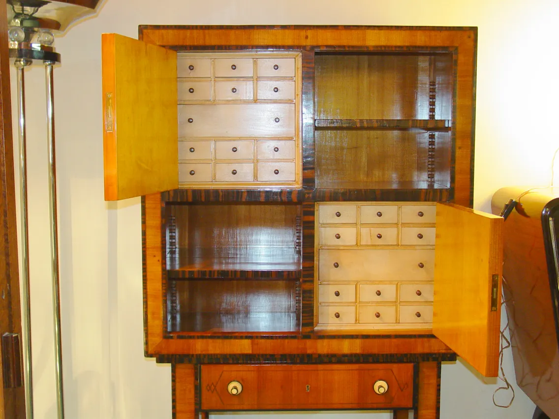mueble antiguo de habanos con múltiples compartimentos, diseño único