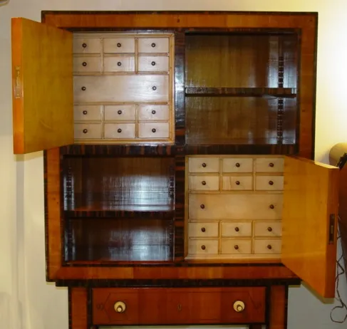 Mueble de habanos antiguo con múltiples compartimentos y dispensador, ideal para almacenamiento.