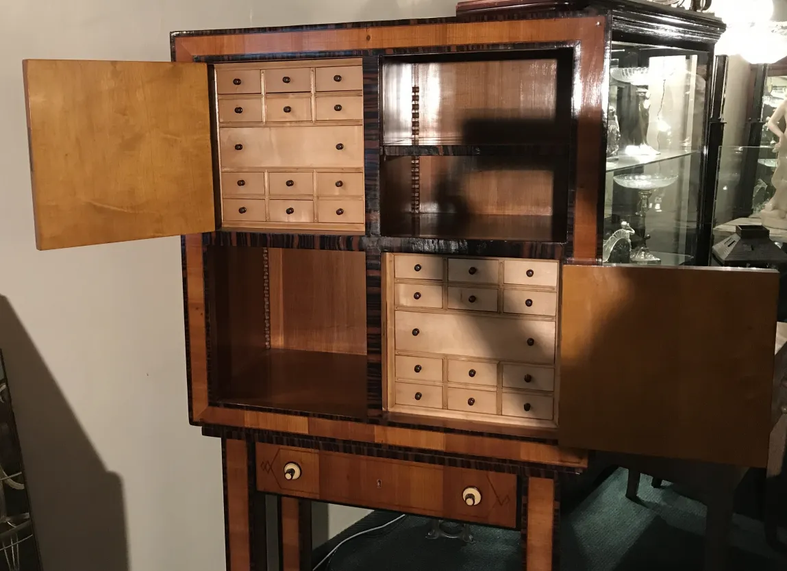 Mueble antiguo de habanos con múltiples cajones y puertas