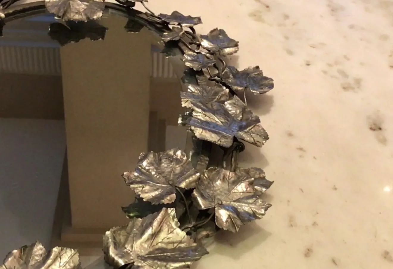 주변에 장식용 잎이 달린 둥근 앤티크 쟁반