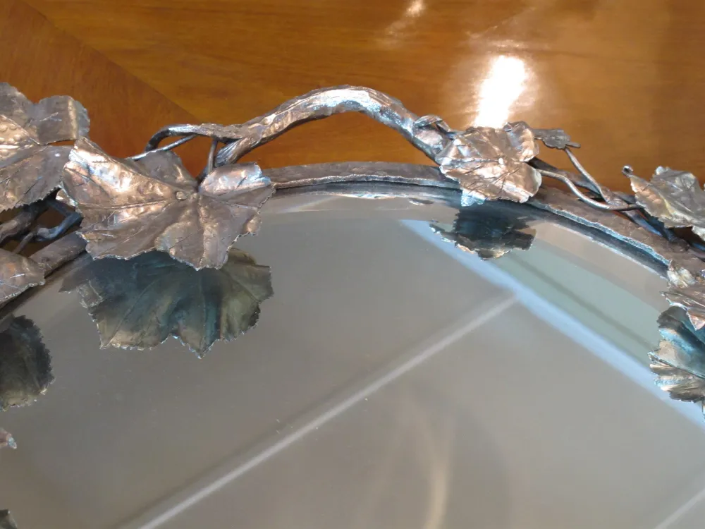 صينية قديمة مزينة بأوراق وتفاصيل طبيعية