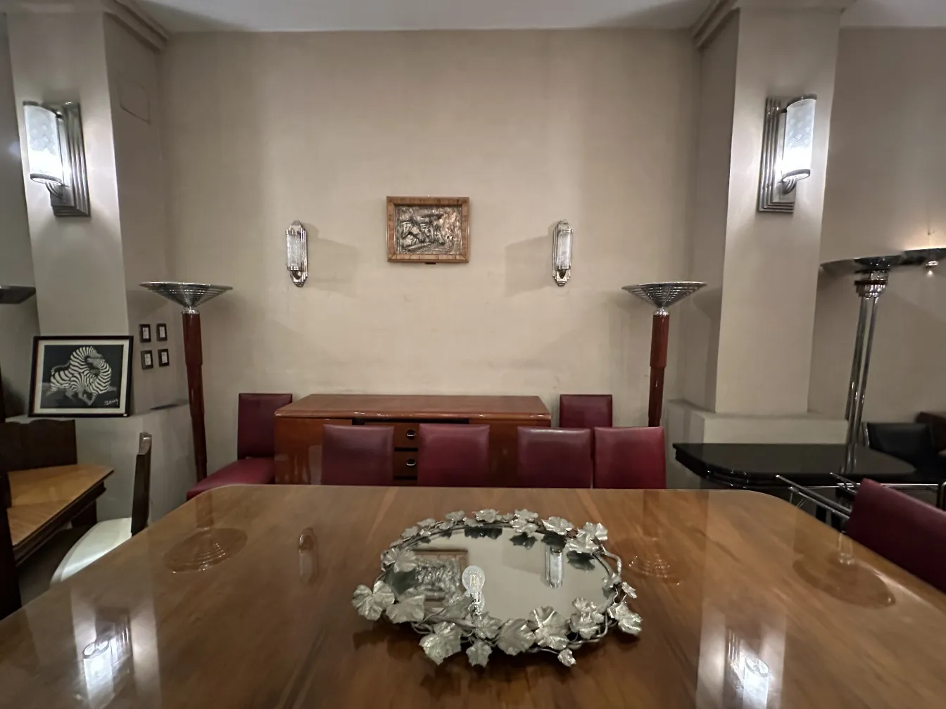 Vassoio antico su un tavolo da pranzo con elementi decorativi