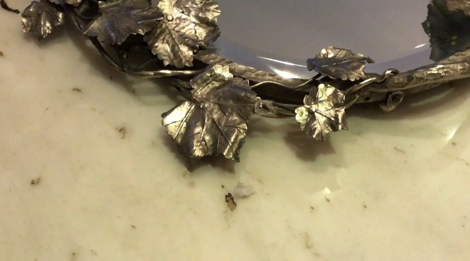 古董托盘边缘有装饰性叶子