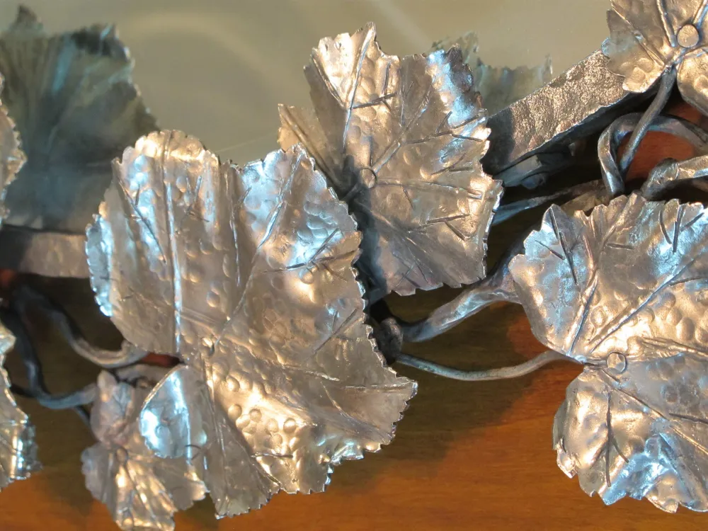 장식용 잎이 있는 고풍스러운 쟁반은 광택이 있는 금속과 섬세한 디테일을 가지고 있습니다。