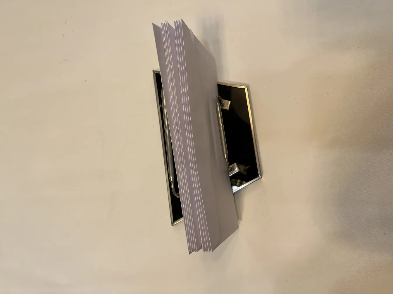 古董卡片托盘，清晰表面上静置