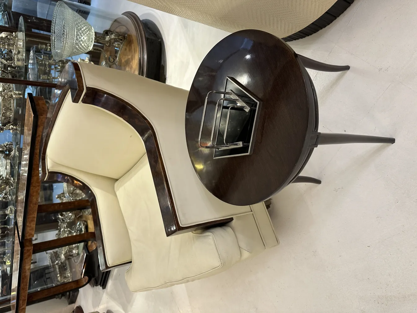 vassoi per carte antichi WMF su un tavolo rotondo, in un ambiente elegante