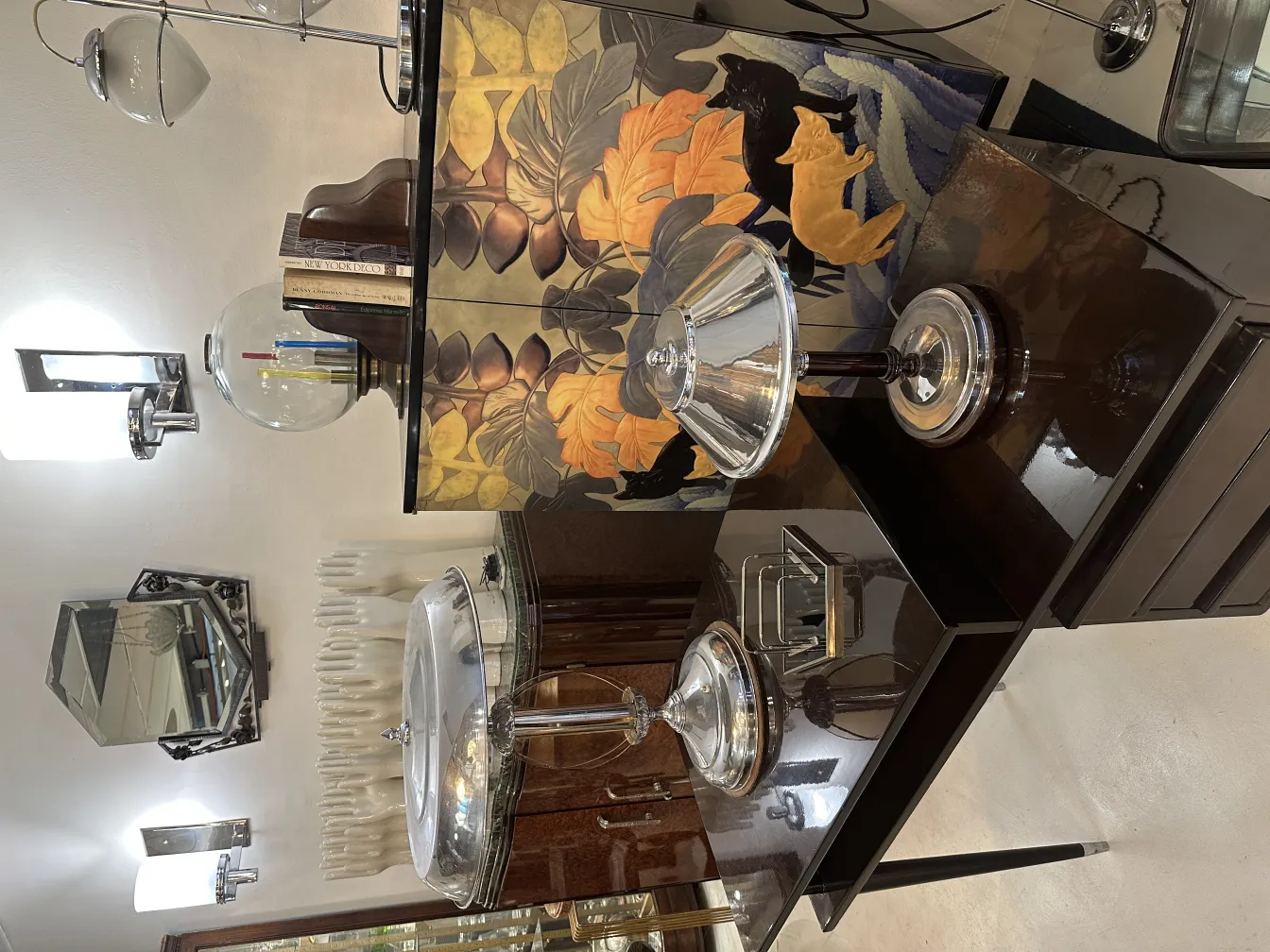 bandeja de cartas antigua WMF con diseño elegante y colores vivos, rodeada de un ambiente moderno