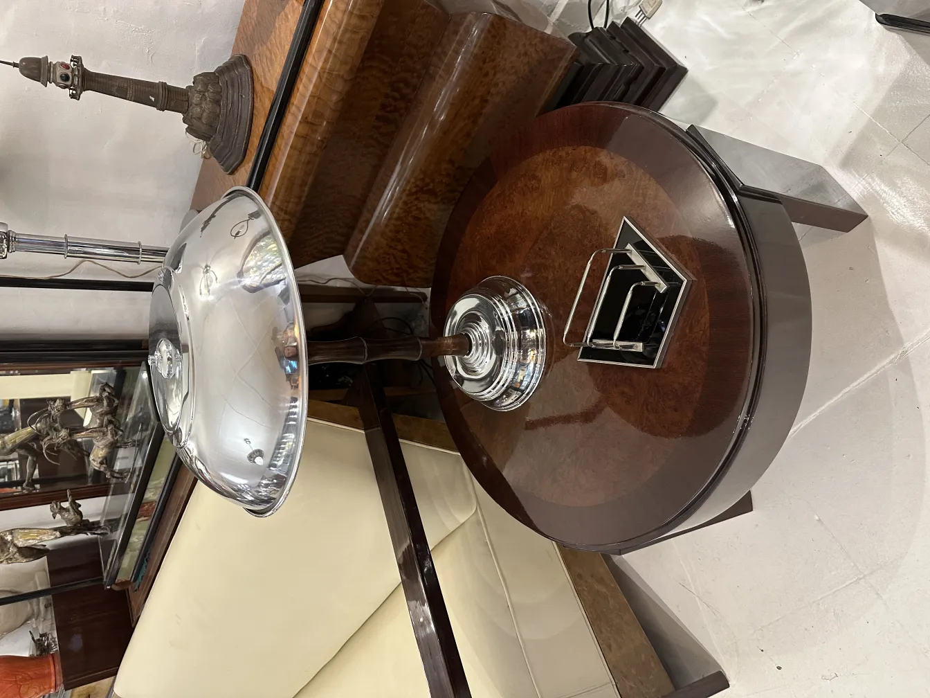 bandeja de cartas antiga WMF com design elegante e detalhes intrincados, exibida em um ambiente clássico.