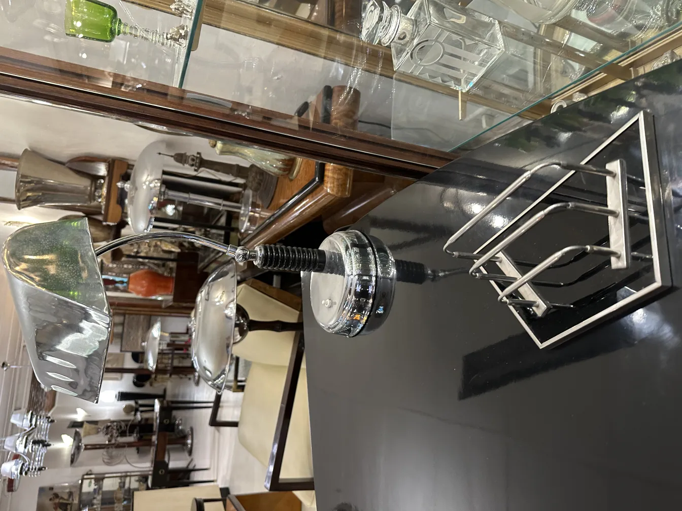 bandeja de cartas antigua WMF con detalles estilizados en un entorno clásico