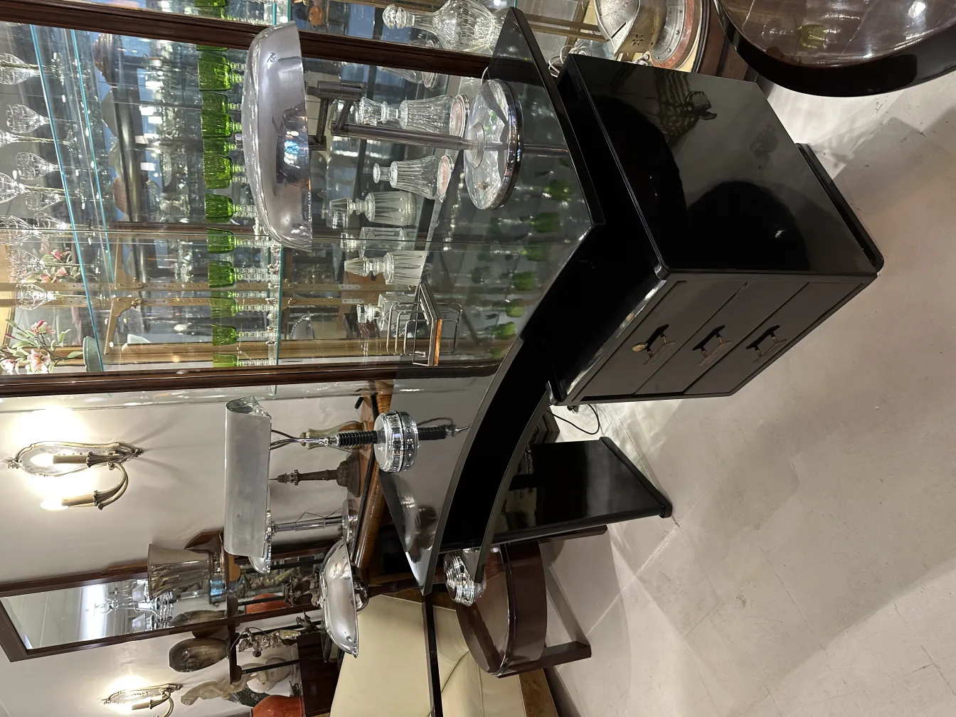 vassoio per carte antico WMF con dettagli decorativi, circondato da oggetti vintage e cristalli