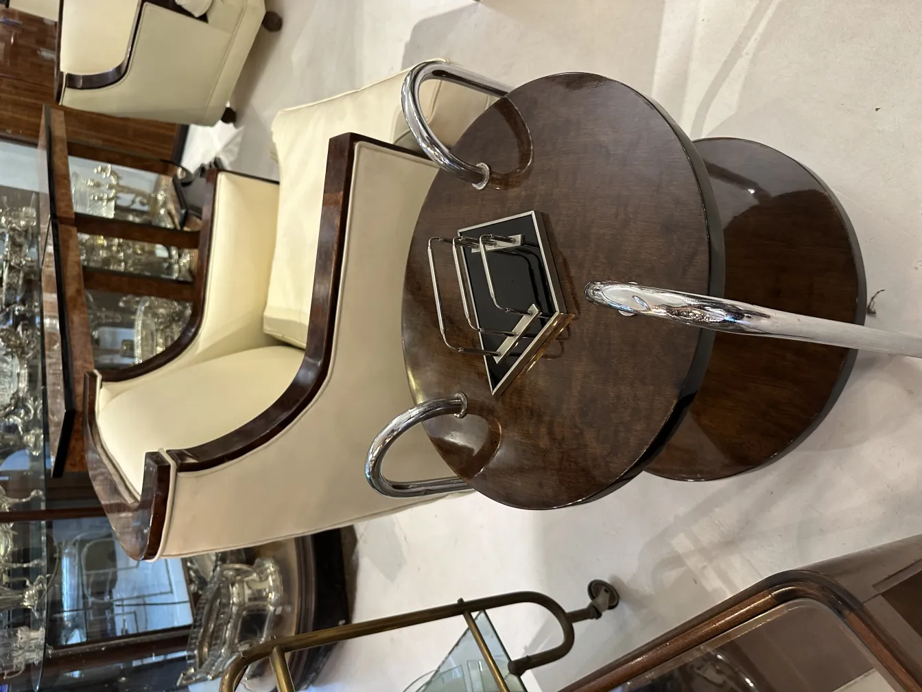 bandeja de cartas antigua WMF con diseño elegante en un entorno de antigüedades