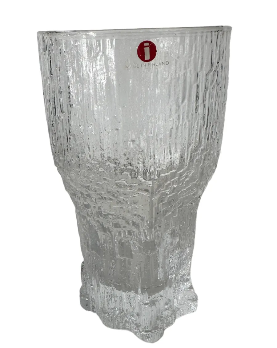 八个古老的玻璃杯，带有纹理设计