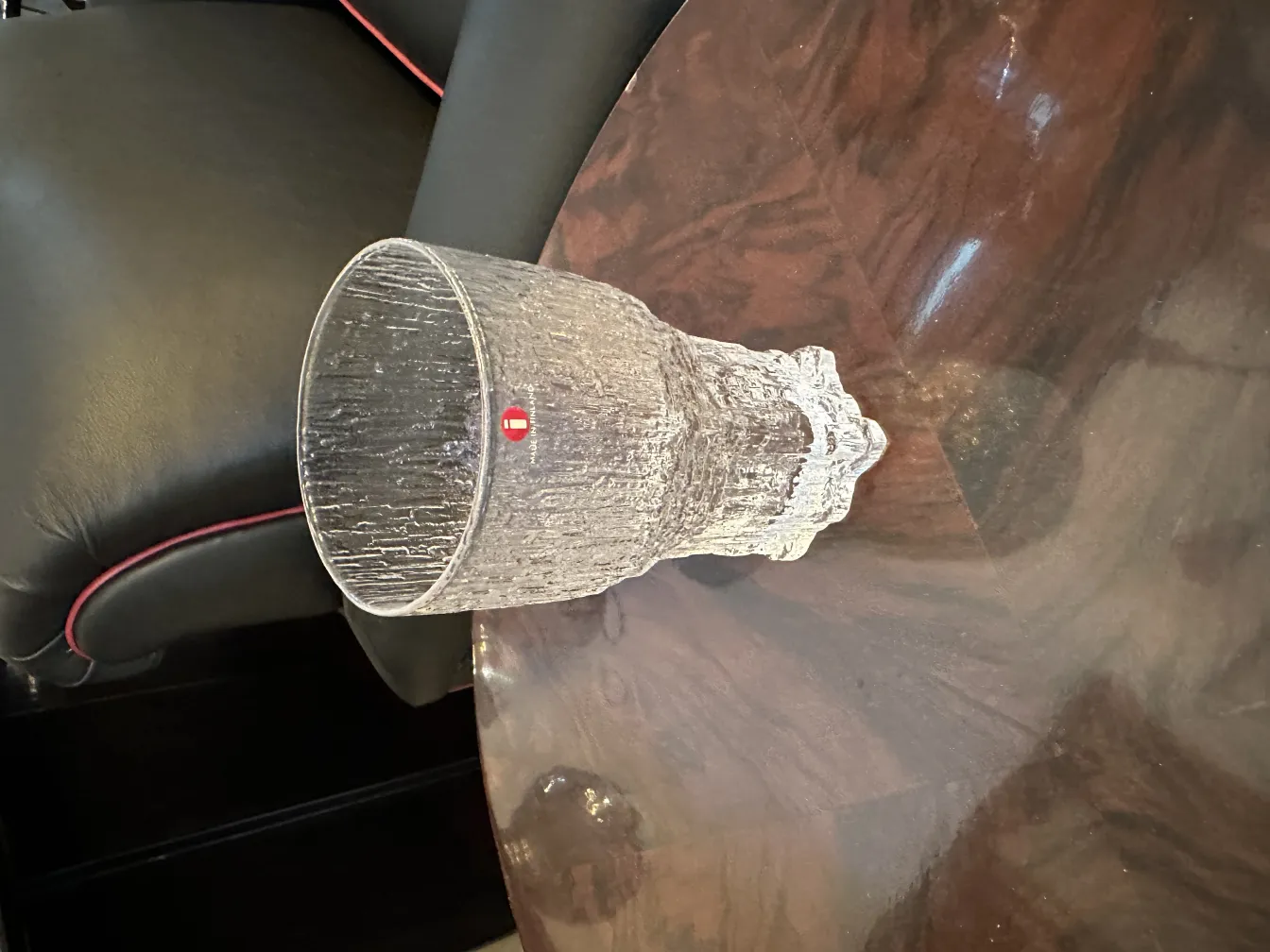 8 verres Tapio Wirkkala anciens sur table sombre