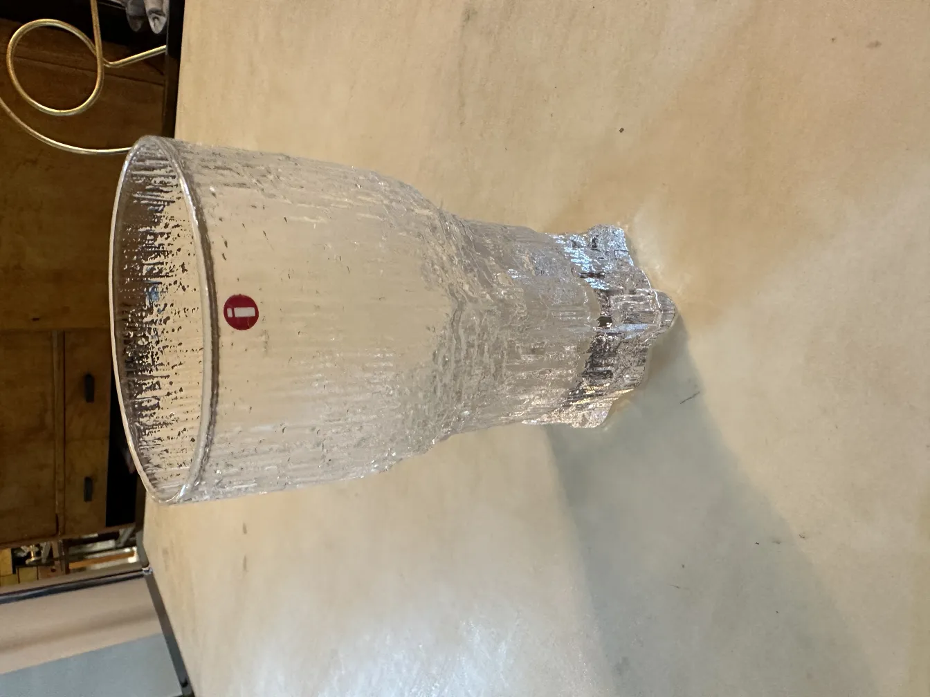 8 vasos antiguos Tapio Wirkkala con textura en una mesa clara.