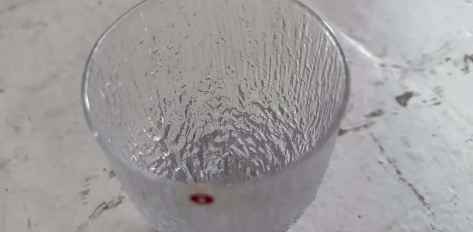 Conjunto de ocho vasos antiguos de Tapio Wirkkala sobre una superficie clara.