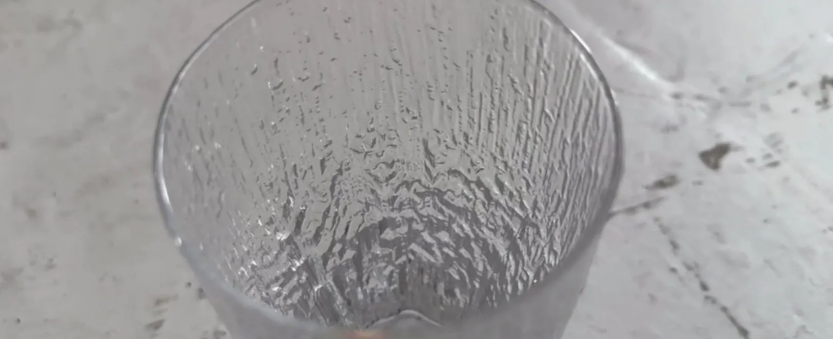 8 verres anciens Tapio Wirkkala avec un fond chaleureux.