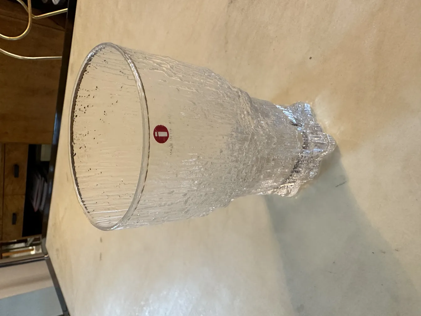 古典 tapio wirkkala 玻璃杯，桌面上带纹理。