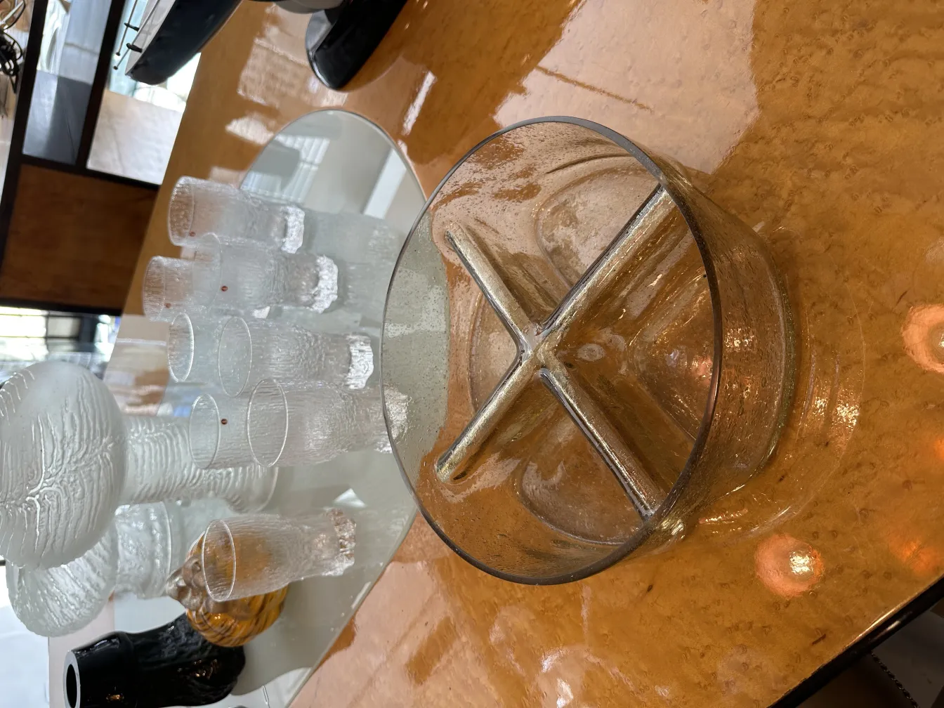 一组8个玻璃杯，设计精美，古董，置于优雅的环境中