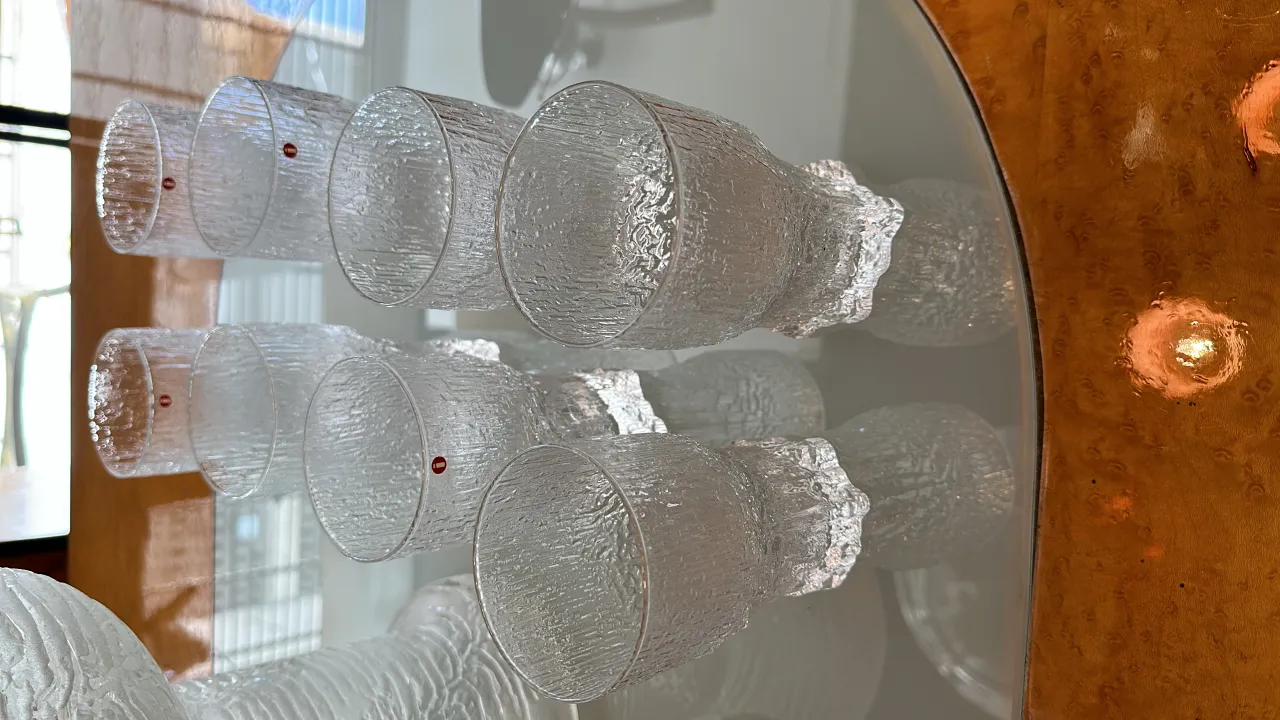 8 bicchieri tapio wirkkala con texture su un tavolo di legno