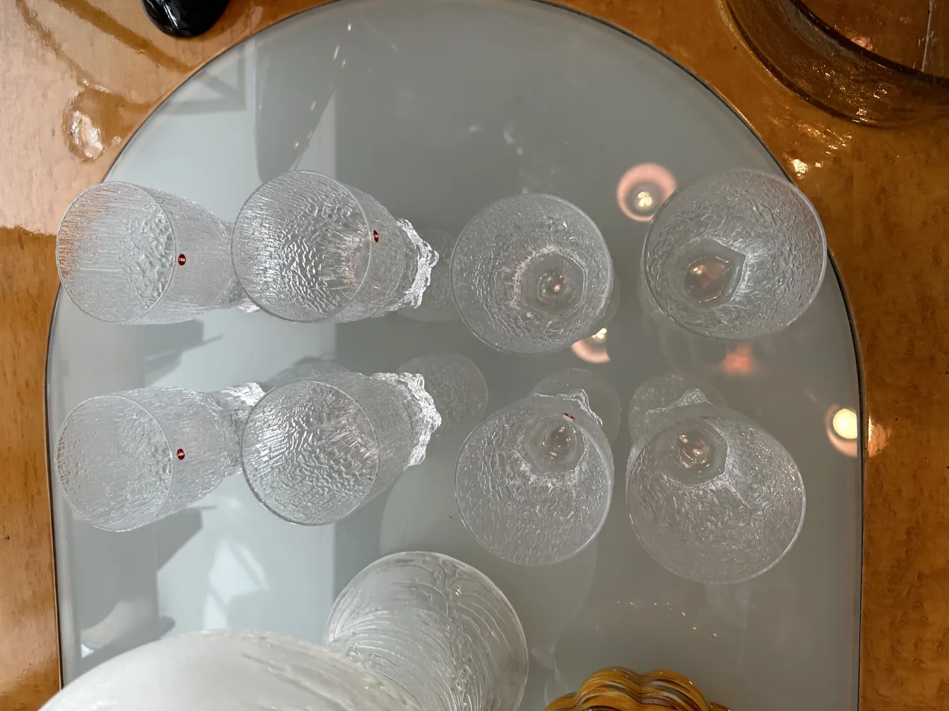 Huit verres anciens avec design élégant sur la table, transparents et texturés