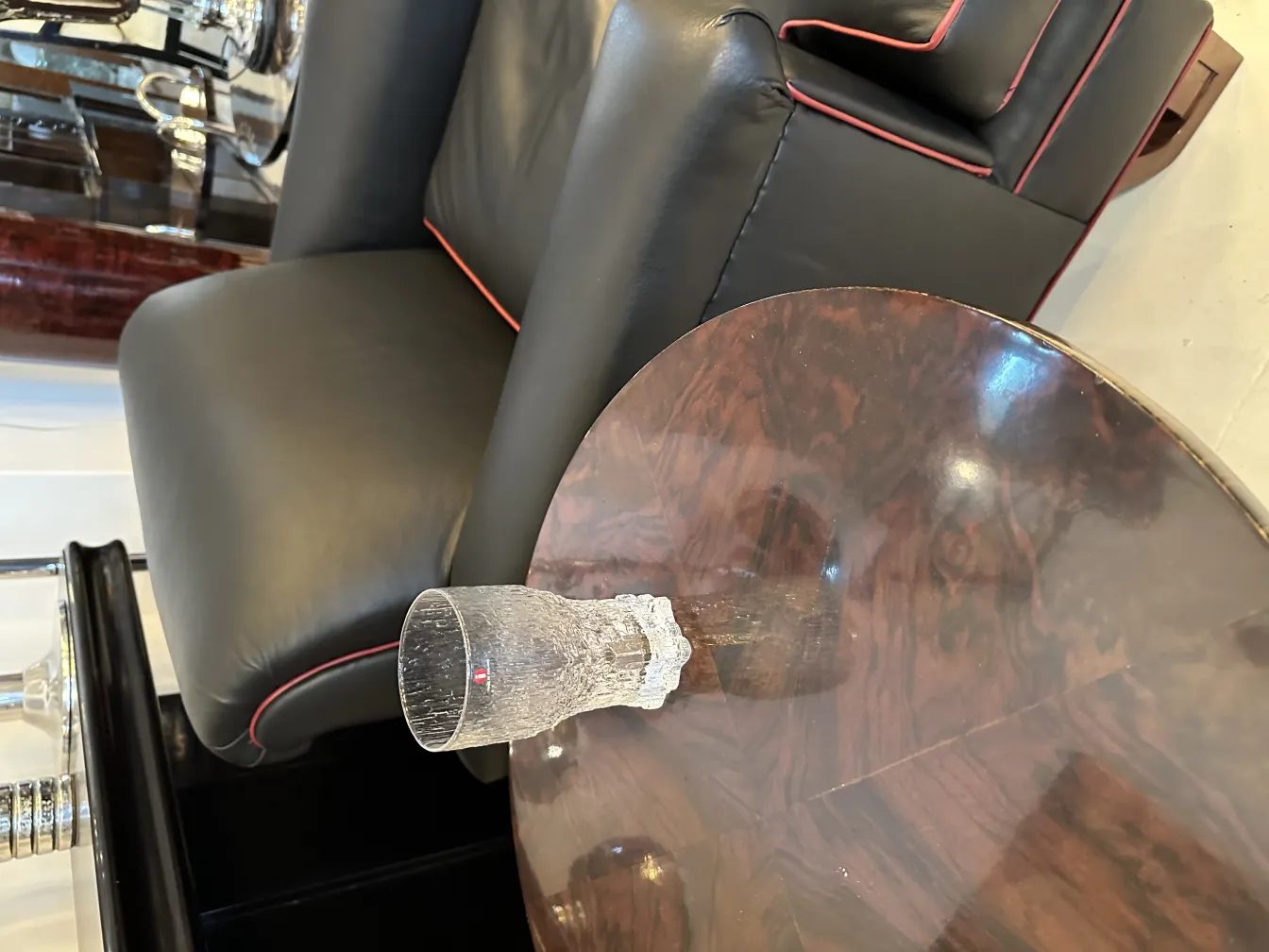 8 alte Gläser Tapio Wirkkala auf einem eleganten Tisch