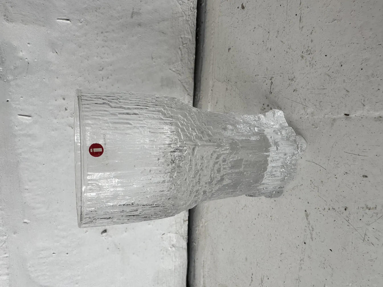 Impressionanti bicchieri antichi di Tapio Wirkkala in vetro trasparente.