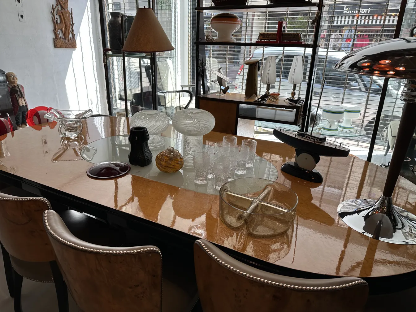 クリアテーブルの上にある8つの古いグラスTapio Wirkkala