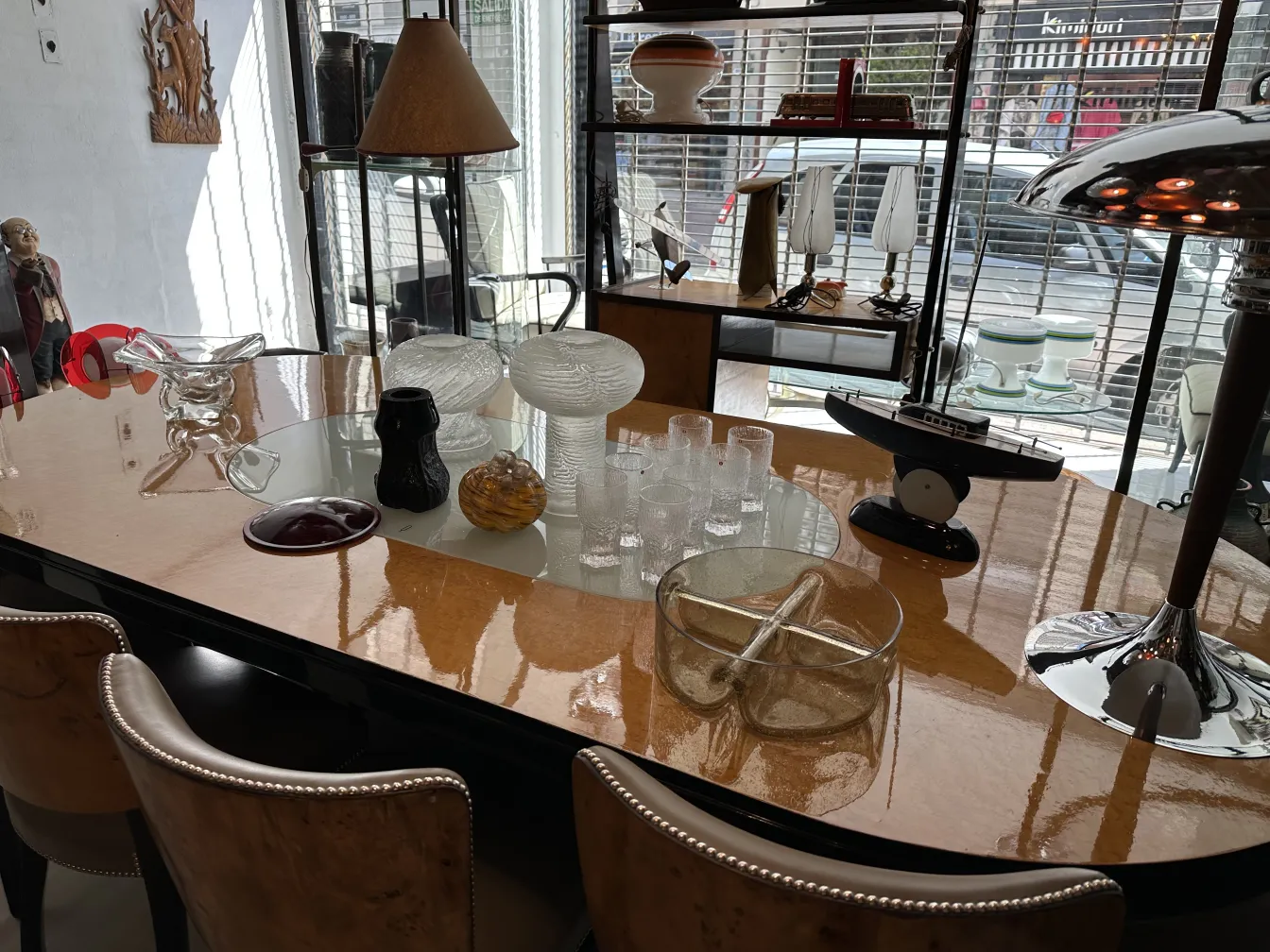 Otto bicchieri antichi Tapio Wirkkala su un tavolo elegante con altri oggetti decorativi