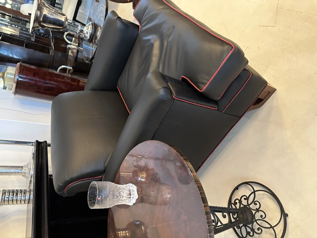 テーブルの上にある8つのガラスTapio Wirkkala