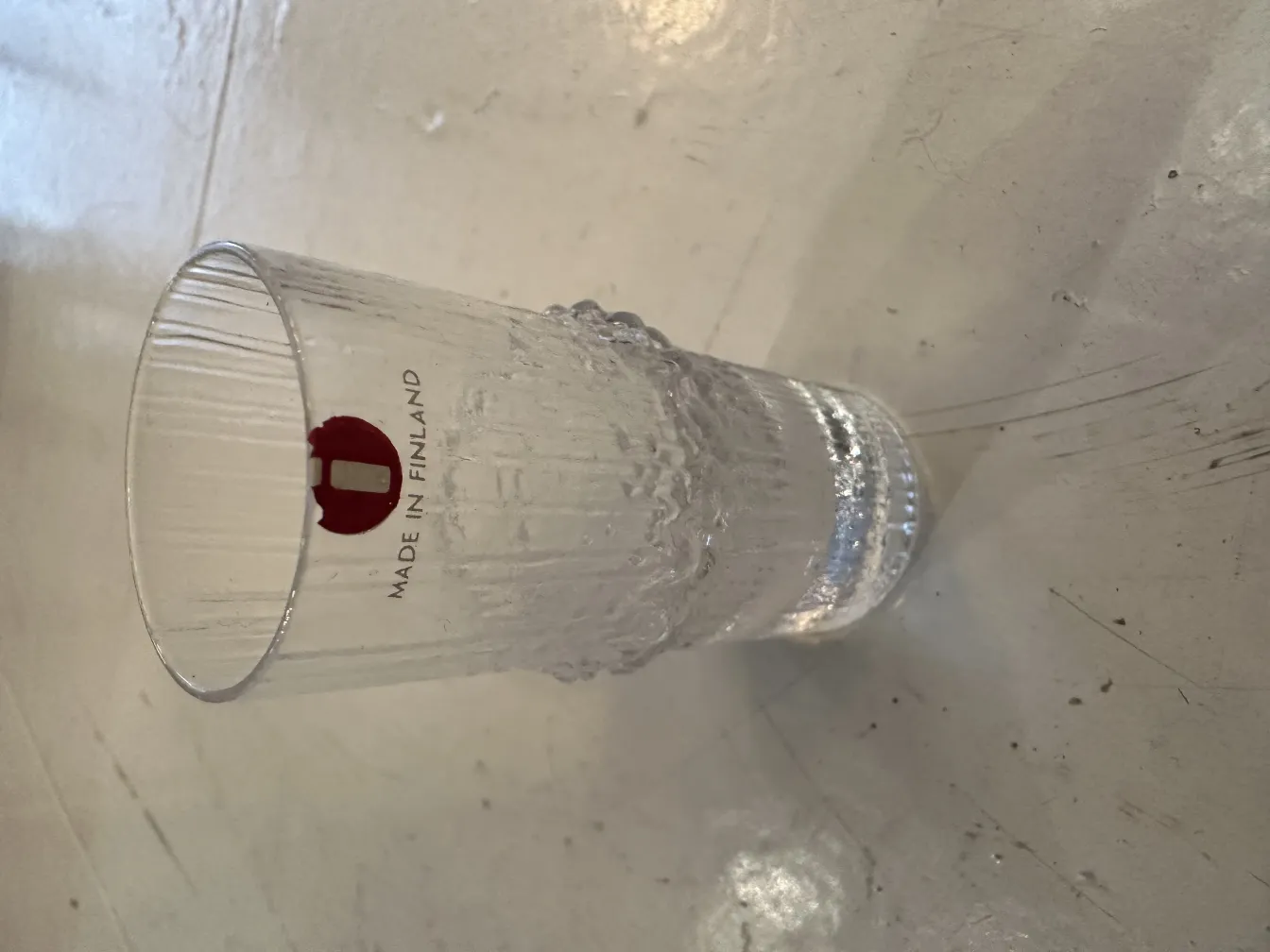 seis vasos antiguos de tapio wirkkala en un ambiente decorativo