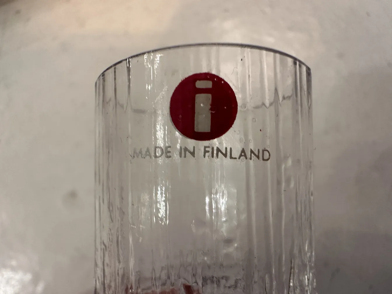 Vue de 6 verres anciens tapio wirkkala avec design classique.