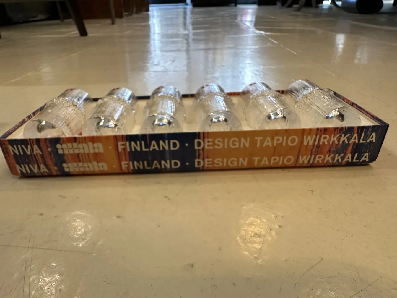 6 गिलास प्राचीन tapio wirkkala एक रंगीन समर्थन में