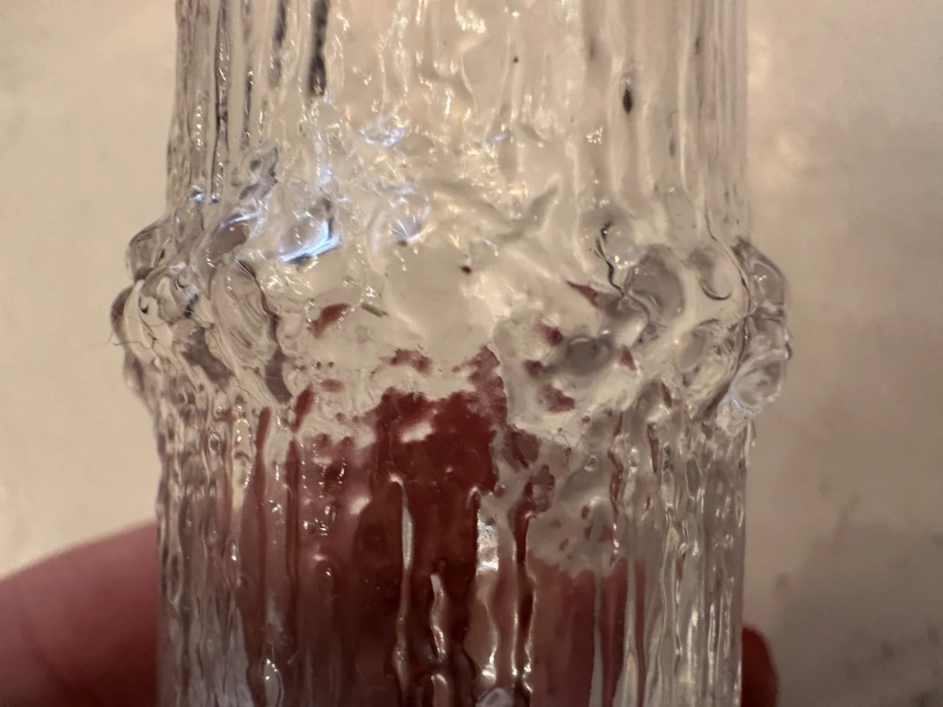 seis vasos antiguos de tapio wirkkala, con textura única, bajo luz suave