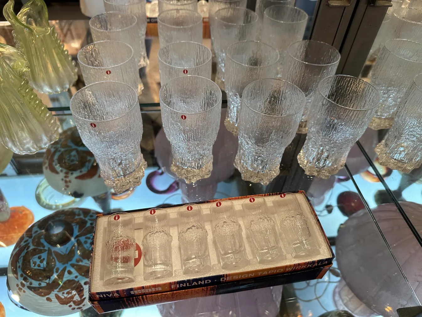 Conjunto de 6 vasos tapio wirkkala con textura en un entorno antiguo.