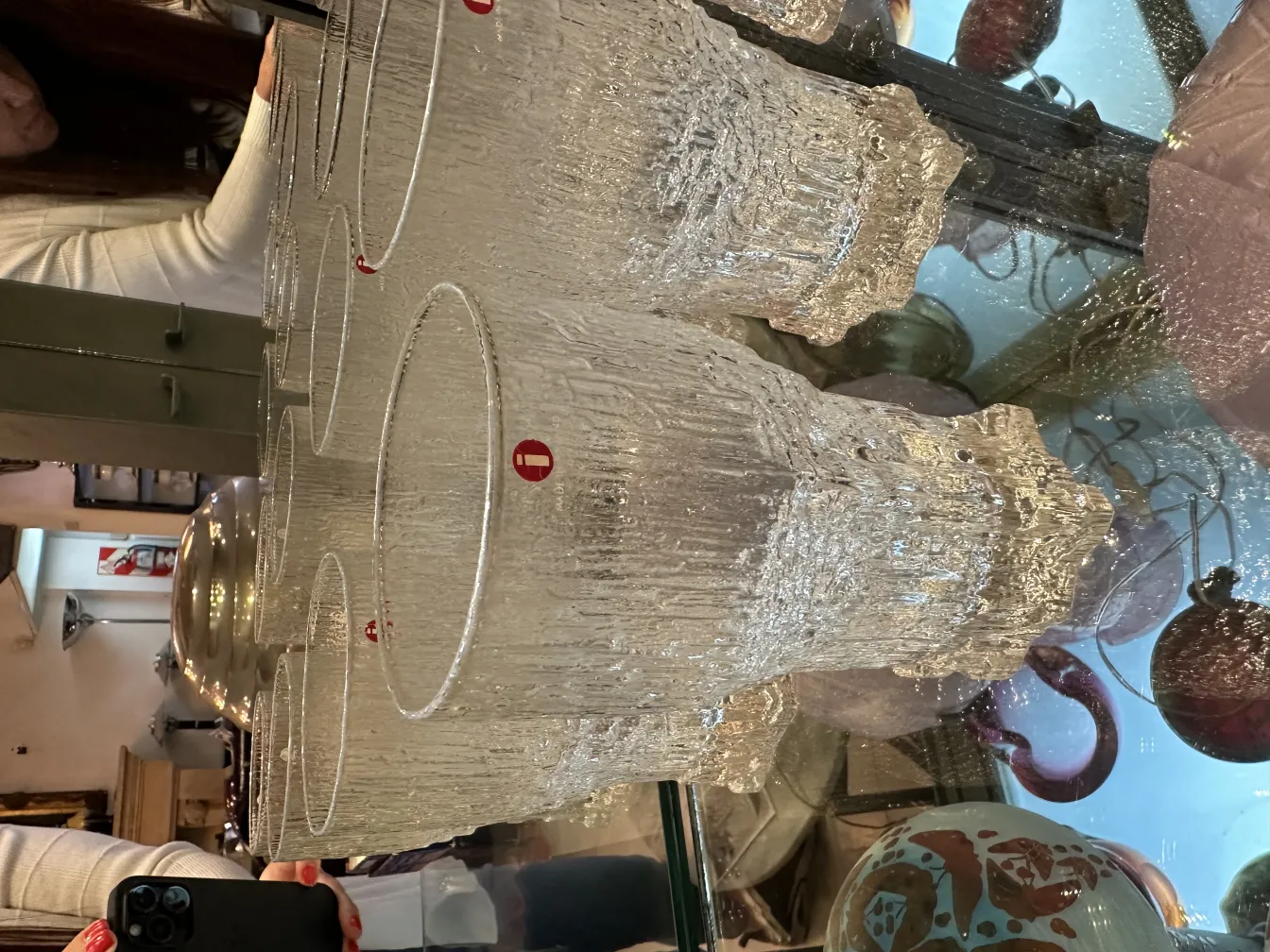 Conjunto de 6 vasos antiguos de Tapio Wirkkala, diseño elegante, ambiente acogedor.