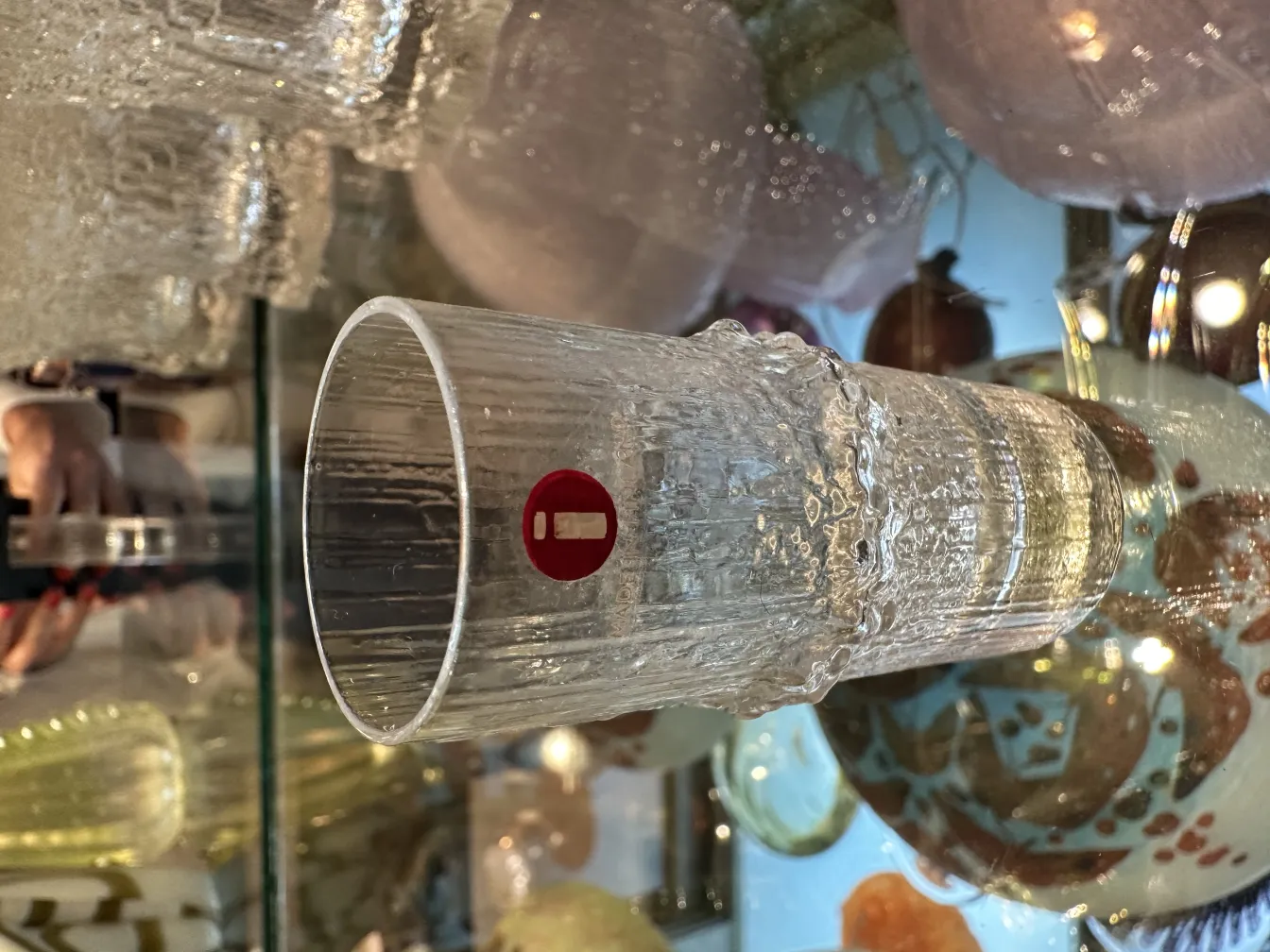 六个古老的Tapio Wirkkala玻璃杯在装饰桌子上。