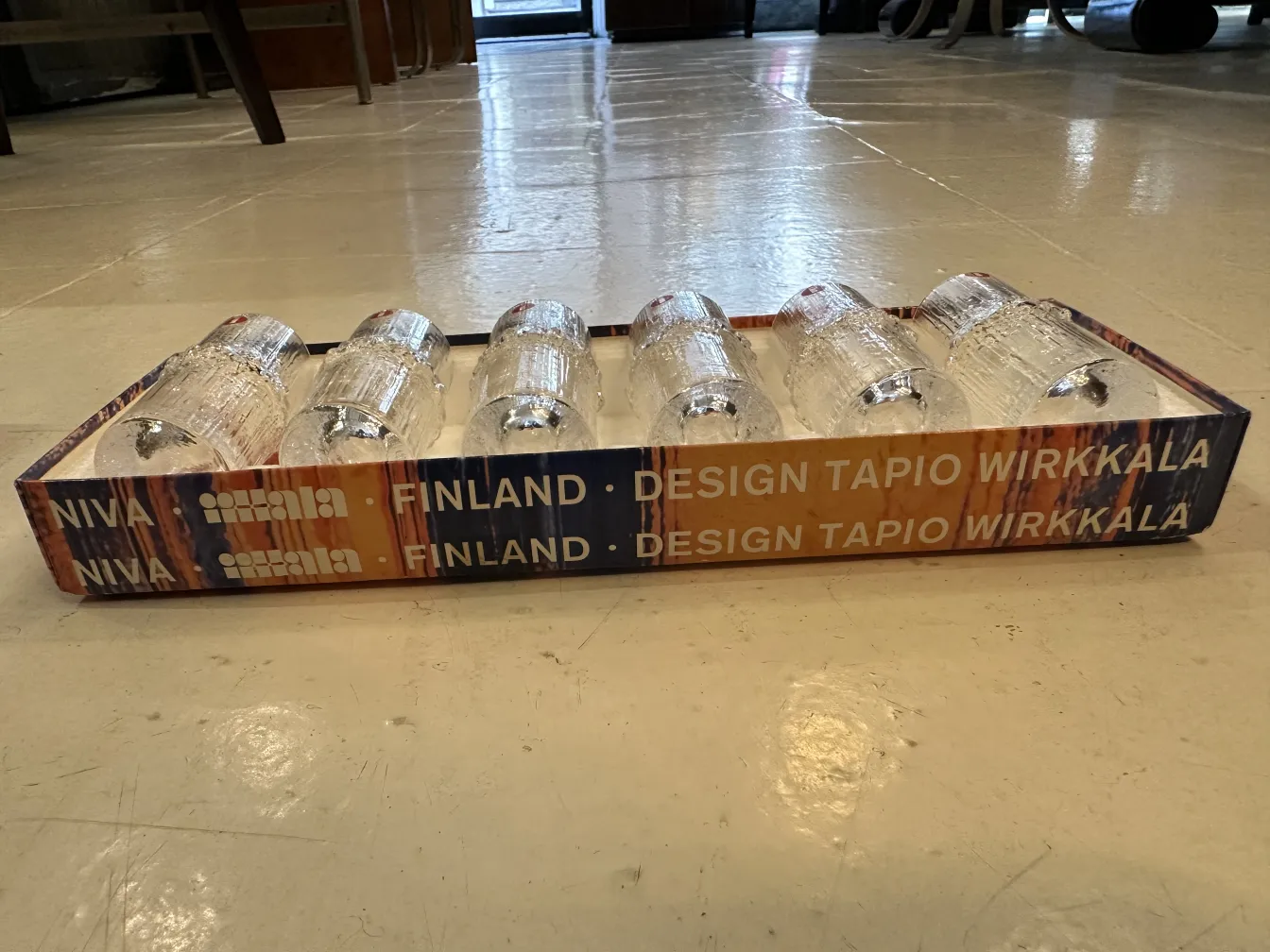 Six verres anciens de Tapio Wirkkala sur un plateau dans un cadre contemporain.