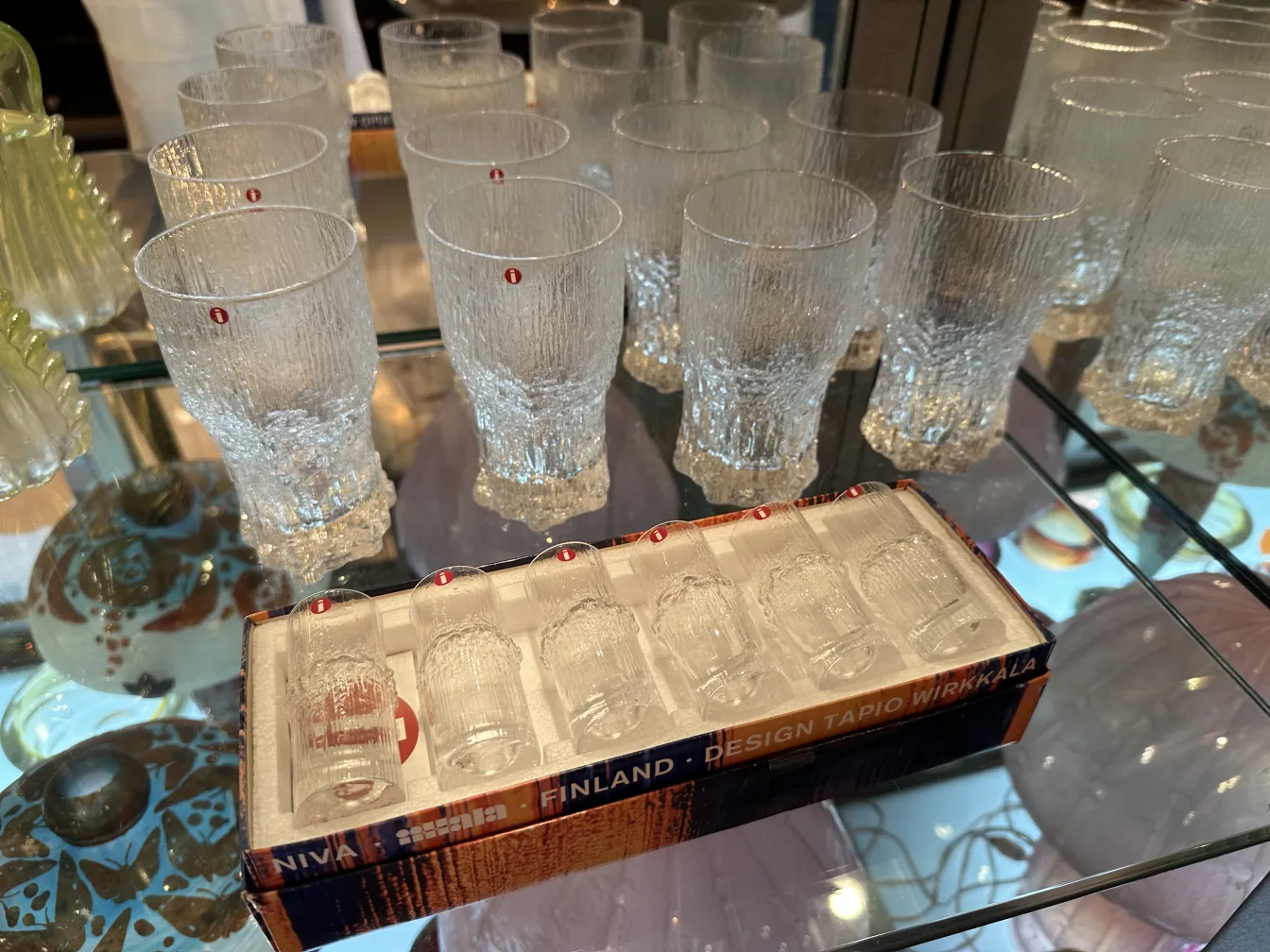seis vasos antiguos tapio wirkkala con textura clara, en fondo de vitrina
