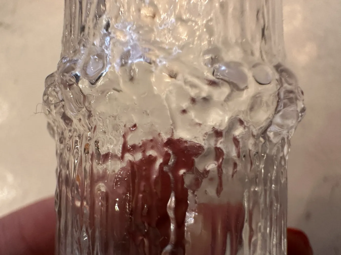 seis vasos antiguos de Tapio Wirkkala con diseño distintivo y textura especial, ideal para la colección