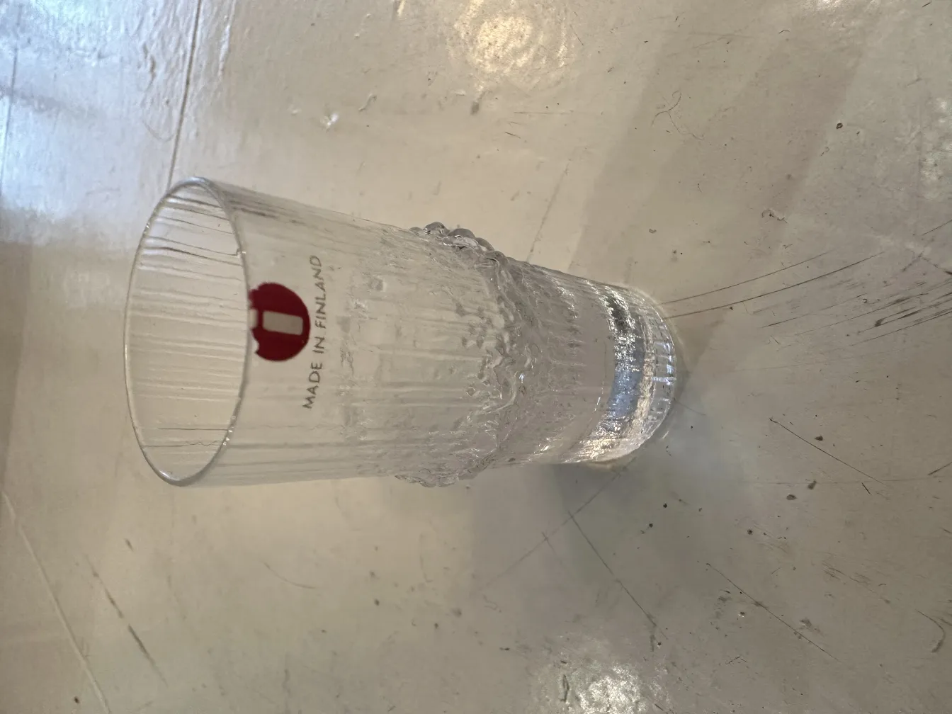 6 古老的玻璃杯 tapio wirkkala 在透明的桌子上