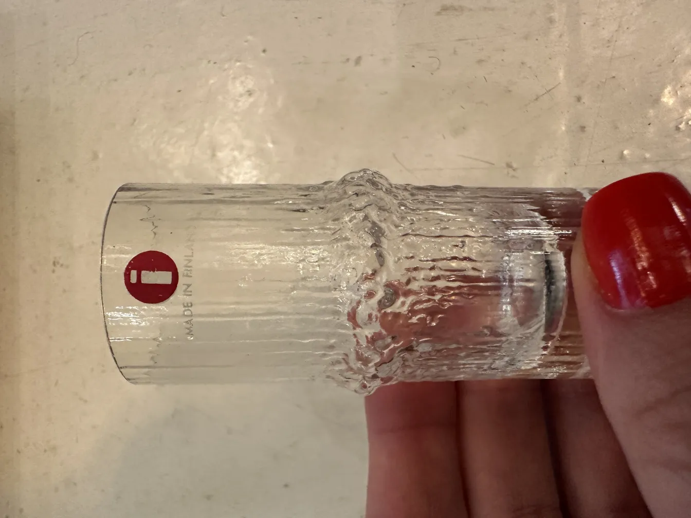 seis vasos antiguos de Tapio Wirkkala en una mano