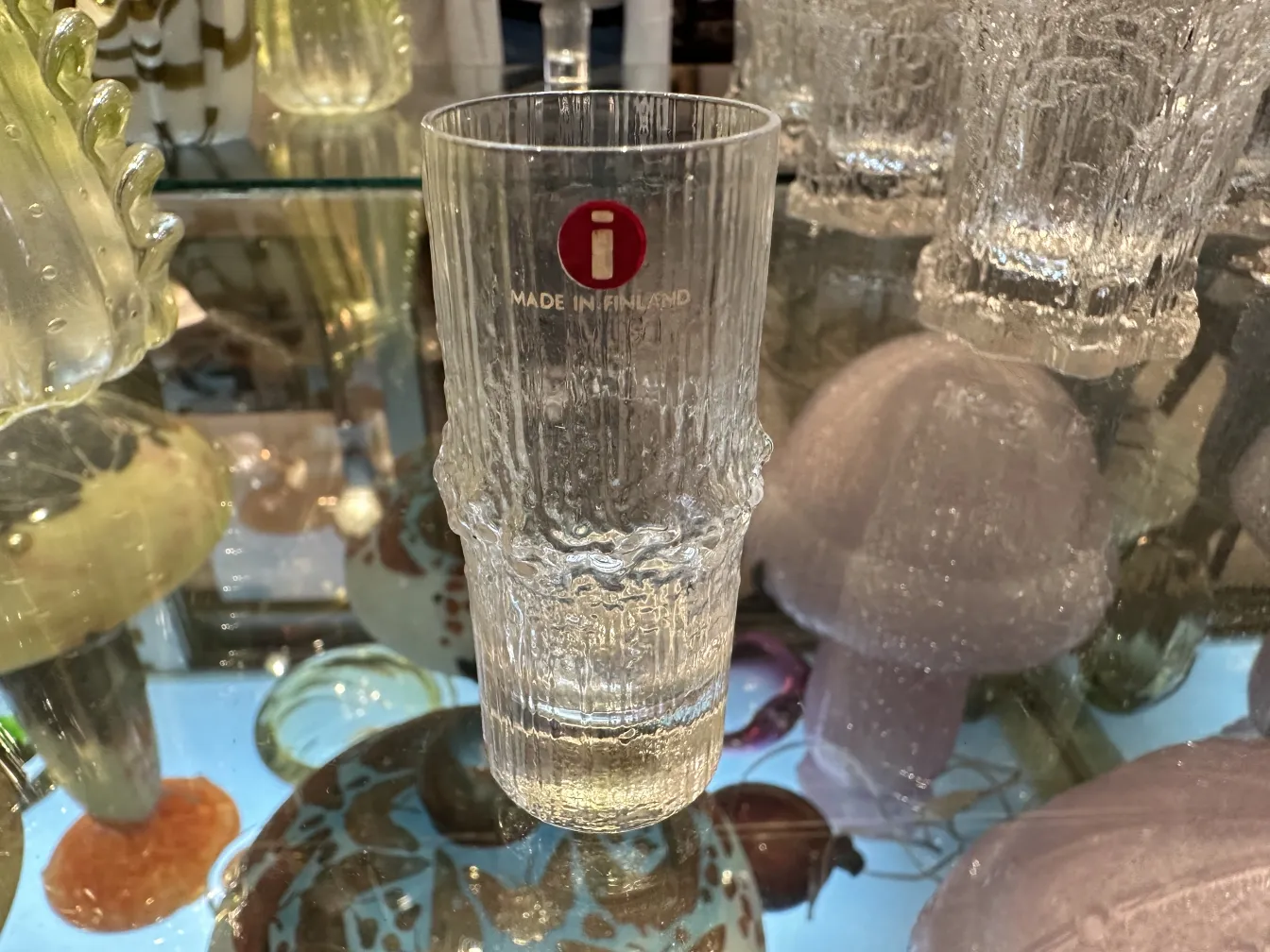 Conjunto de 6 vasos Tapio Wirkkala, diseño orgánico, luces reflejadas.
